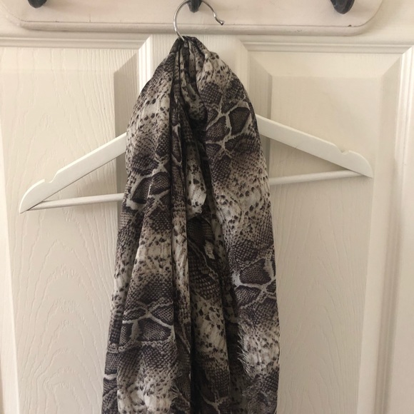 H&M Snakeskin Print Scarf - Picture 1 of 4